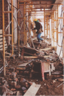 Title: Lieux de travail en dsordre - Description: Image d'une personne travaillant dans un chantier trs en dsordre. 