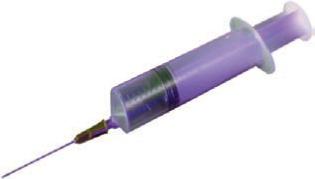 Image d'une seringue sans protection remplie d'un liquide violet.