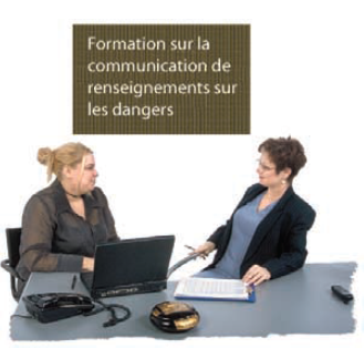 L'image montre deux femmes suivant une formation intitule Formation sur la communication de renseignements sur les dangers.