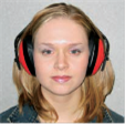 Title: Une femme portant un casque anti-bruit - Description: Image d'une femme portant un casque anti-bruit